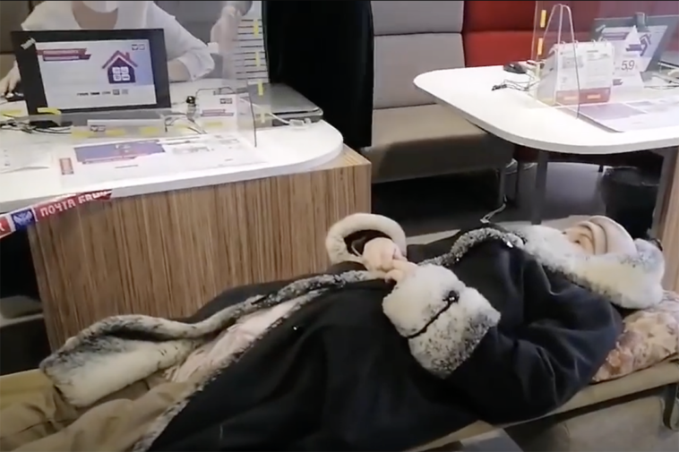 В Энгельсе пенсионерку принесли в банк на носилках для разблокировки карты