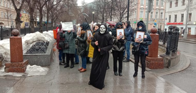 В Москве задержали участников акции “за продление жизни мужчин”