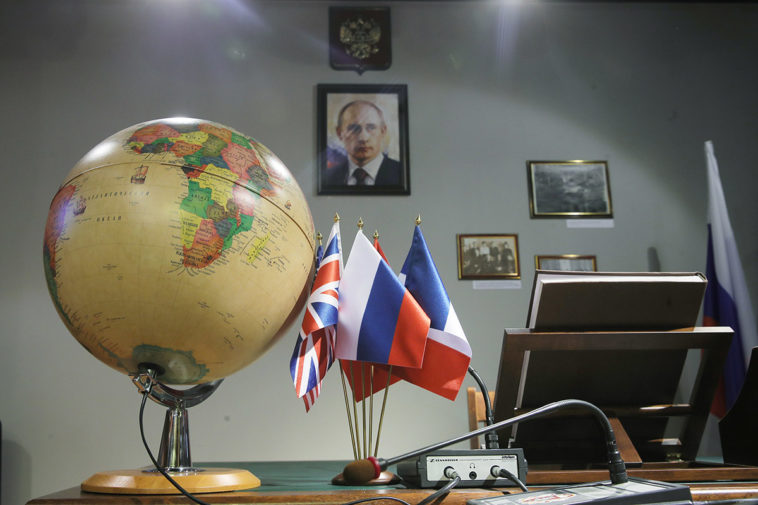 В пензенской школе родителей учащихся попросили скинуться на портреты Путина и губернатора