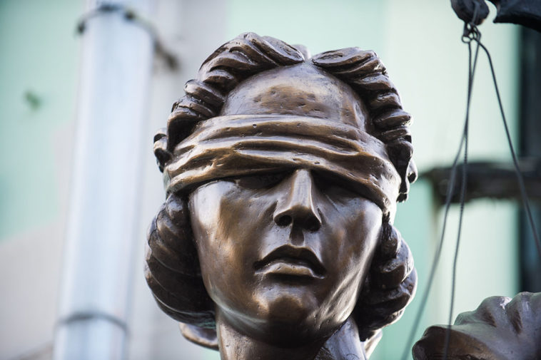 В Петербурге суд отменил штраф активистке за пикеты в поддержку крымско-татарского народа