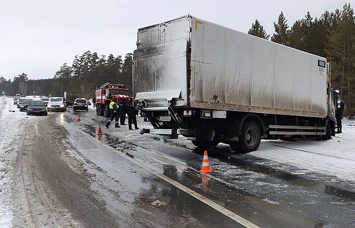 В попавшую в аварию под Самарой легковушку набилось семь человек