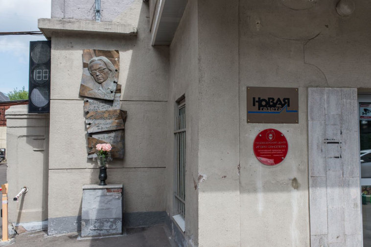 В сети появилось видео распыления газа у редакции «Новой». На кадрах — человек в форме «Яндекса»