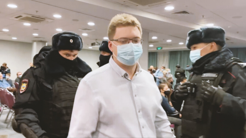 «Всех задерживаем». Полиция пришла на форум независимых депутатов в Москве
