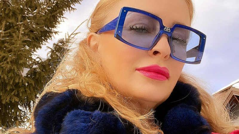 «За перчатками могла слетать в Лондон». Депутат от КПРФ из Уфы устроила распродажу своих люксовых вещей