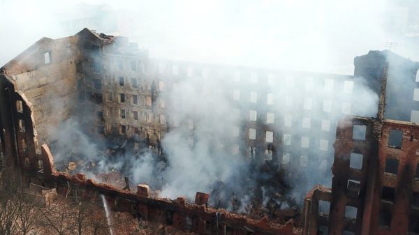 Историческое здание "Невской мануфактуры" тушат второй день