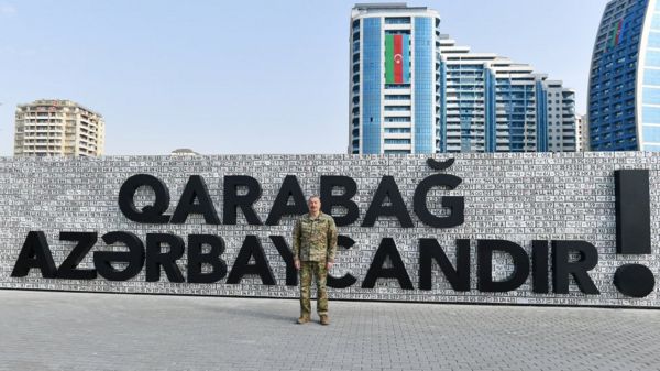 Каски, одежда и куклы в форме армянских солдат стали экспонатами в азербайджанском парке