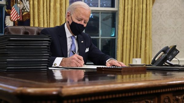 Дайджест: Запад пытается понять, зачем Путину войска у границ Украины; Соболь могут доставить в суд