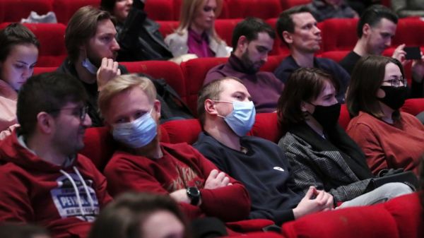 "Автозак стоял для нашей безопасности". Активисты SERB попытались сорвать "Артдокфест" в Москве