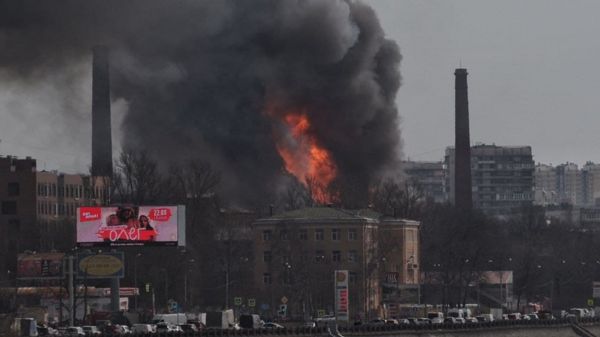 Сильный пожар вспыхнул в здании "Невской мануфактуры" в Петербурге