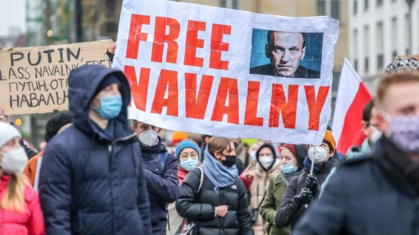 “Может умереть в любой момент”. Почему врачи призывают срочно спасать Навального