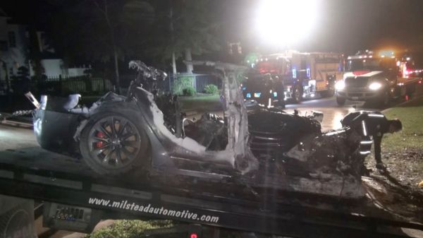 В аварии с автомобилем Tesla погибли два человека. Место водителя было пустым