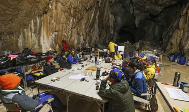 15 добровольцев провели под землей 40 дней без гаджетов и солнечного света 