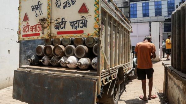 Пандемия в Индии: самый высокий рост числа заболевших в мире и нехватка кислорода