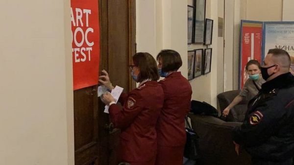 Опечатанные залы. Власти в Санкт-Петербурге сорвали кинофестиваль "Артдокфест"