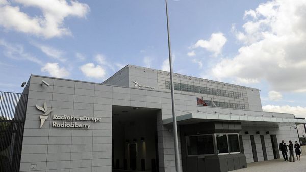 "Радио Свобода" и "Настоящее время" предложили части сотрудников уехать из России