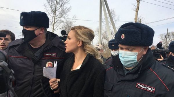 "Придем завтра, придем послезавтра". Как прошла акция врачей у колонии Навального