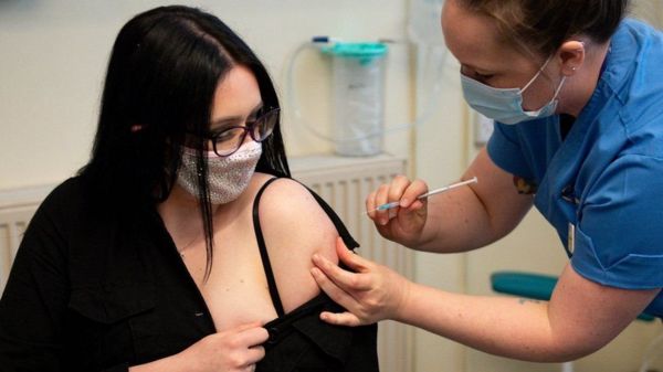 Коронавирус в мире: Британия привила самые уязвимые 60% раньше срока, вакцинацию Johnson & Johnson в США хотят остановить из-за тромбов