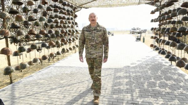 Каски, одежда и куклы в форме армянских солдат стали экспонатами в азербайджанском парке