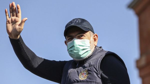 Премьер-министр Армении Никол Пашинян подал в отставку. Но отдавать власть не собирается