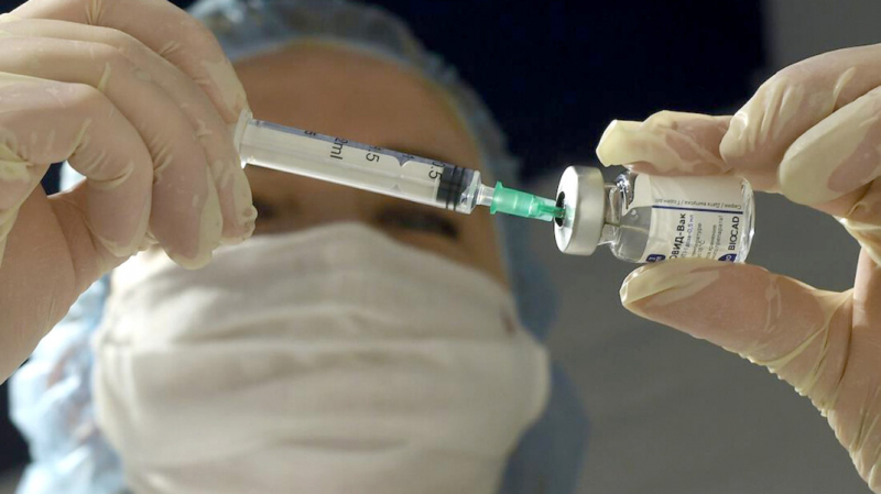 40% российских медиков заявили о нехватке доз для вакцинации от COVID. В Москве их, наоборот, избыток