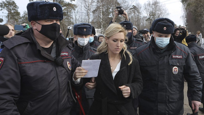 Дайджест: врач Навального у ворот тюрьмы и российские госорганизации не могут купить Zoom