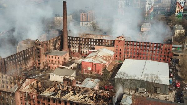 Историческое здание "Невской мануфактуры" тушат второй день