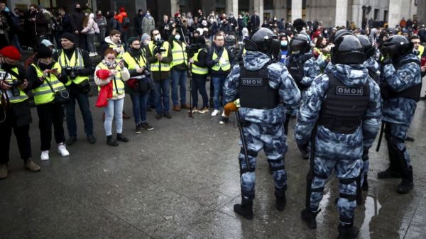 Повестки после митингов и проблемы на работе. Чем обернулись акции 21 апреля для ФБК и активистов