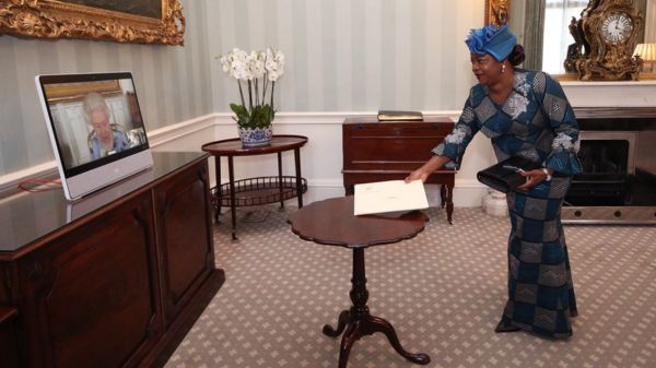 Первые фото: Елизавета II вернулась к исполнению монарших обязанностей