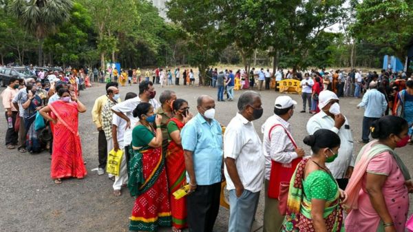 Пандемия в Индии: самый высокий рост числа заболевших в мире и нехватка кислорода