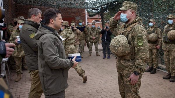 Зеленский в окопе в Донбассе. Козак говорит о пиар-акции Киева