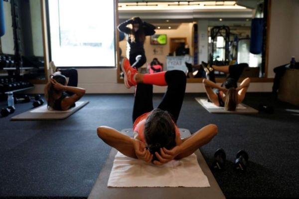 Коронавирус в мире: график снятия карантина в Британии, во Франции расследуют подпольные рестораны