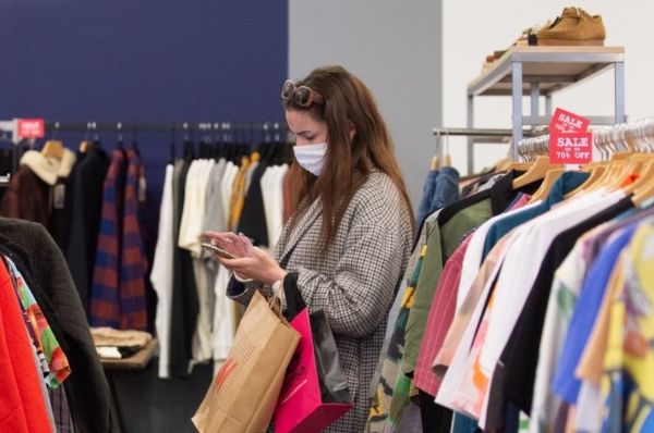 Коронавирус: в Англии открываются пабы, магазины и бассейны, люди ликуют