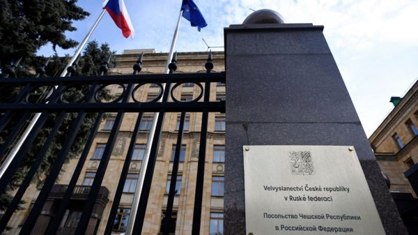 Россия назвала США "недружественной страной". Американское посольство не сможет нанимать россиян