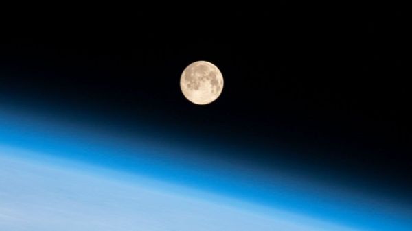 НАСА выбрало ракету Илона Маска для отправки американцев на Луну