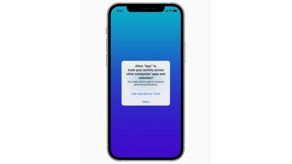 Лицо в маске, новые эмодзи и меньше рекламы: Apple представила новую ОС для айфонов