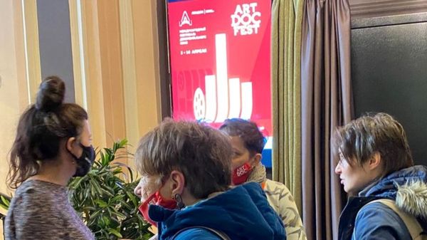 Дайджест: срыв "Артдокфеста" в Петербурге и план выхода Британии из локдауна