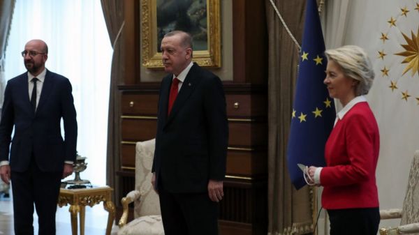 Дипломатия стульев: почему Урсуле фон дер Ляйен не предложили сесть рядом с Реджепом Эрдоганом