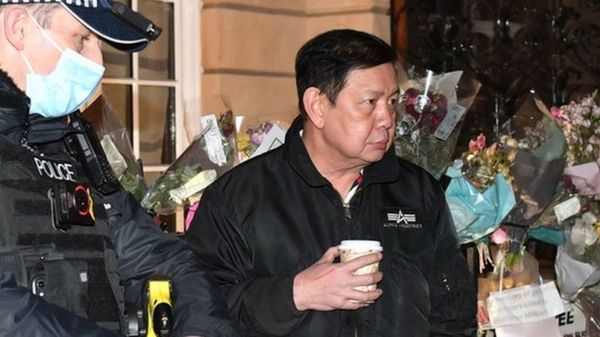 Критиковавшего хунту посла Мьянмы выгнали из посольства в Лондоне. Он провел ночь на улице