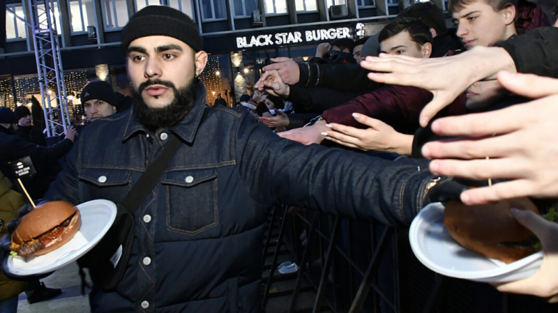 «Аэрофлот» потратит 4,4 млн рублей на еду от Black Star Burger для своих пассажиров