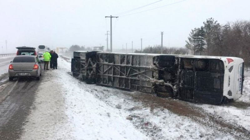 Автобус с россиянами перевернулся в Турции. Одна женщина погибла, 26 человек пострадали