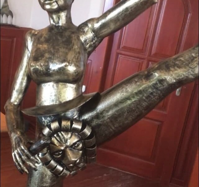 Автор статуи Путина в образе медведя изобразил Елизавету II в виде балерины с сосиской и львом на лобке