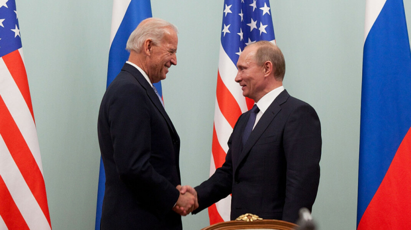 Байден предложил Путину встретиться лично. В первом разговоре после того, как назвал «убийцей»