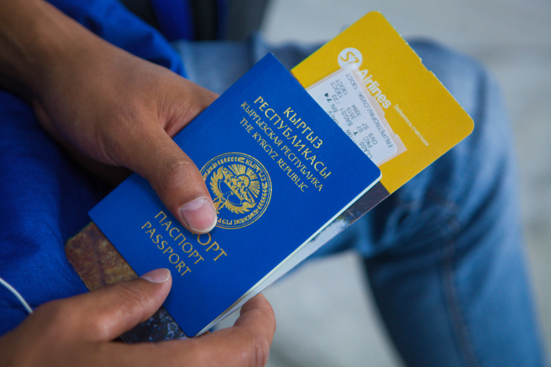 "Бланков нет, не стоит даже пытаться". В Кыргызстане люди не могут получить загранпаспорт
