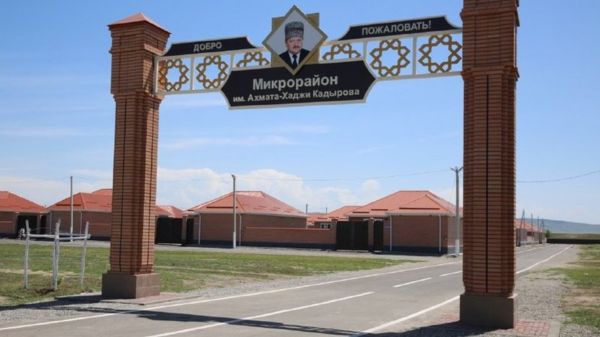 Сотни улиц в Чечне названы в честь родных Кадырова. Теперь там открыли спорткомплекс имени его сына