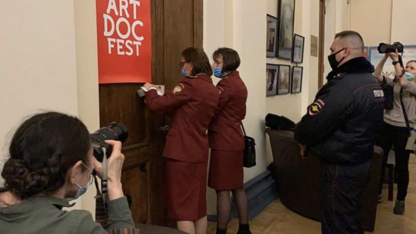 Дом кино наказали за “Артдокфест”. Роспотребнадзор выиграл суд в Петербурге