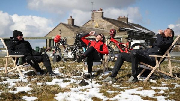 Коронавирус: в Англии открываются пабы, магазины и бассейны, люди ликуют