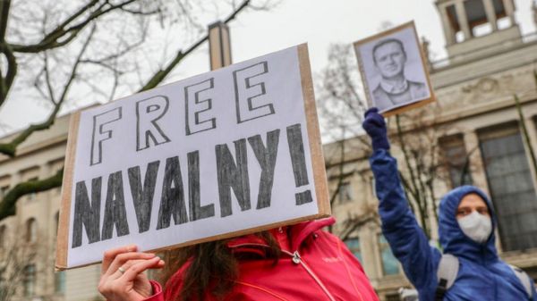 “Может умереть в любой момент”. Почему врачи призывают срочно спасать Навального