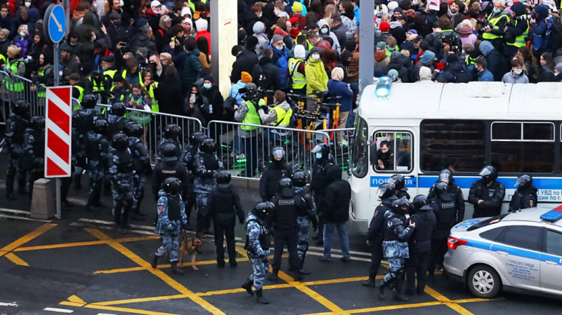 Число задержанных на акциях в поддержку Навального по всей России превысило 400 человек