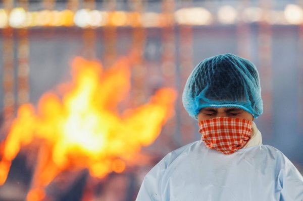 "Тела привозят бесконечным потоком". Крематории в Индии не успевают сжигать умерших от коронавируса