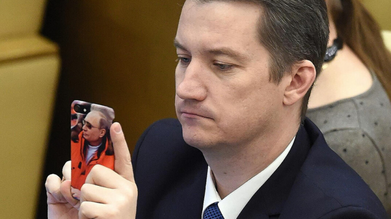 Депутат-единоросс спустя месяц извинился за дебош в самолёте. Он требовал «новых порций алкоголя»